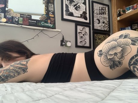 Badmoon_ erotic star photo