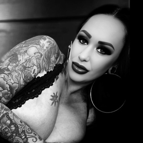 Curvy Mack exclusive pornstar images