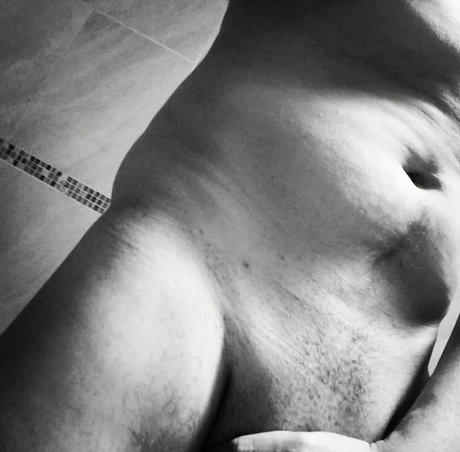 NakedLeon star pretty photo