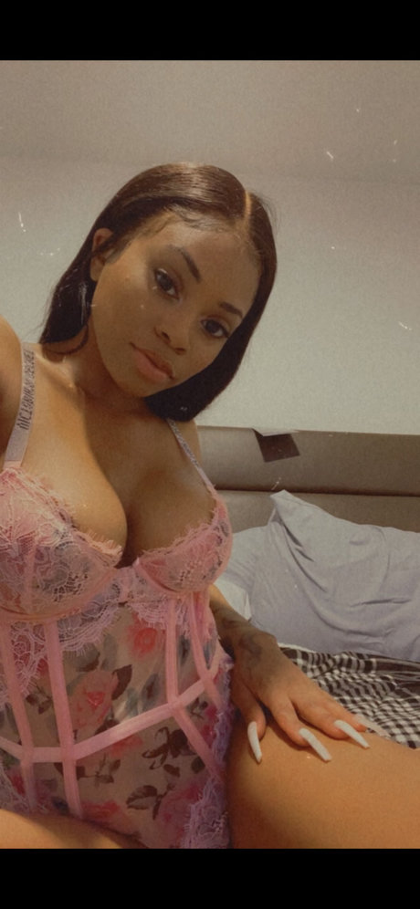 NaomiBella nice pornstar pic