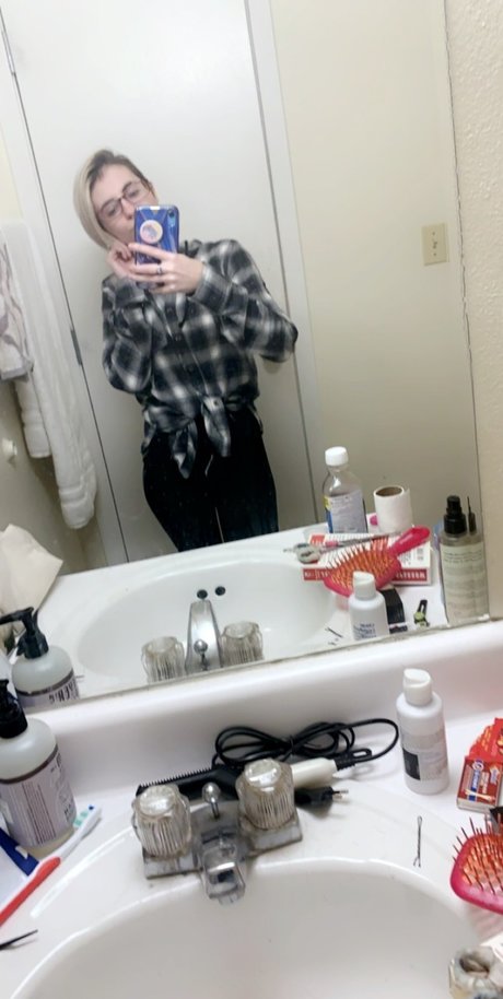 Erika Ellie sexy model image