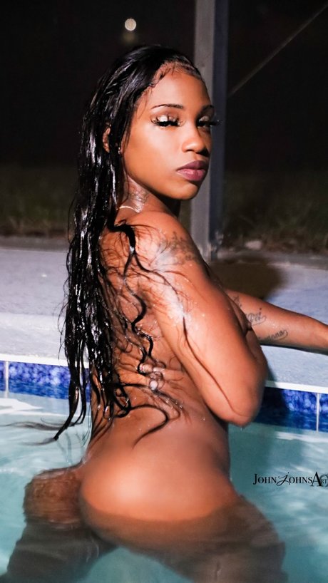 Mzprettyypussyy model hot photos