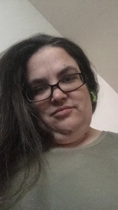 MzH model exclusive image