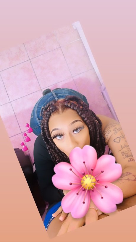 NaturalBaddie model adult image