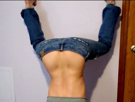 Natural Kelly s Butt Crack nude star img