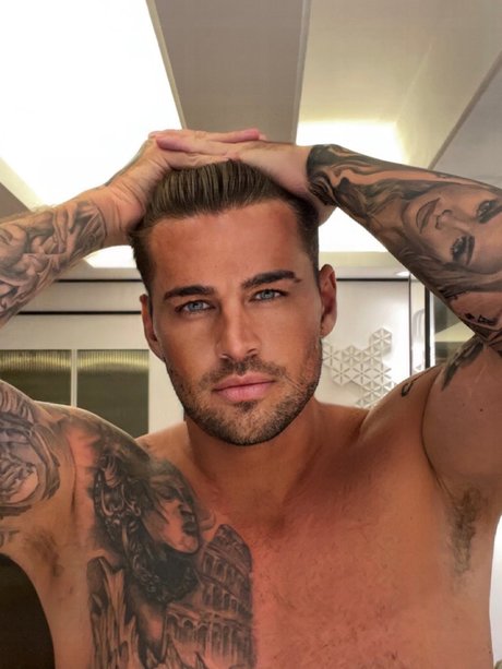 Carl Woods sexy star photo