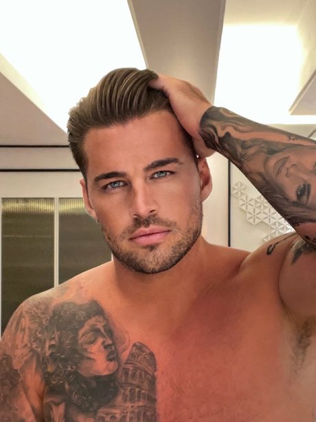 Carl Woods star art photos