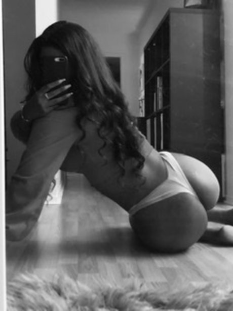 Scarlett Black sexy actress img