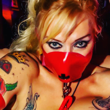 Irresistible Iris nudes star img