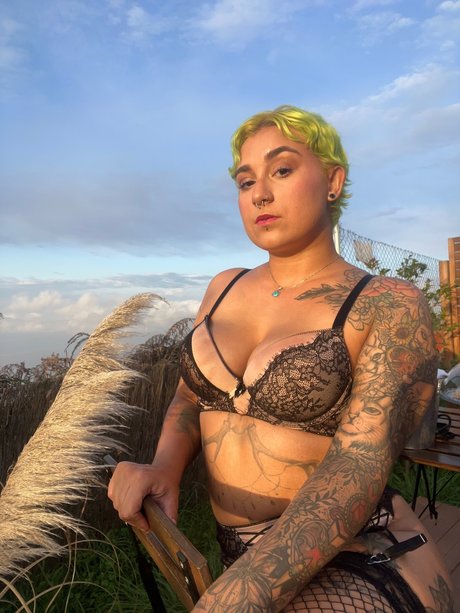 Neni Moon model naked pic