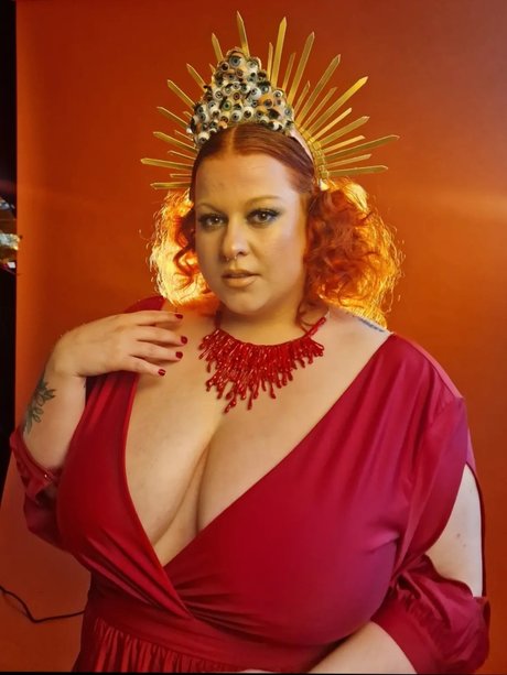 Curls andcurves pornstar high quality photos