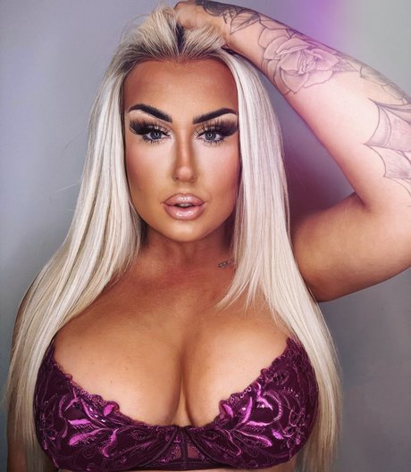 Hennessy SEXTING QUEEN_ free model pic