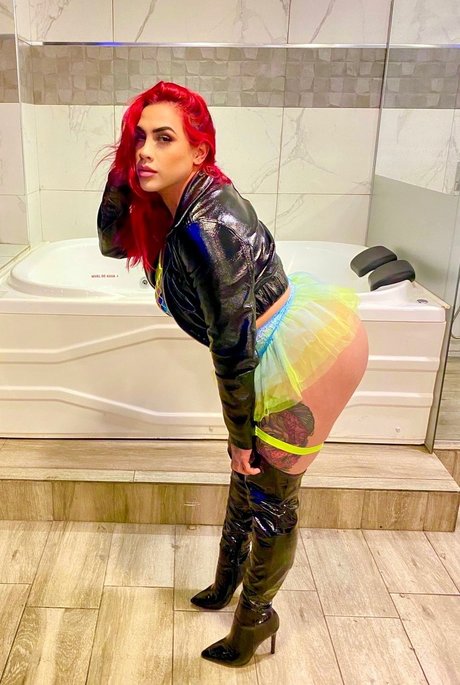 LA ROJA model pictures