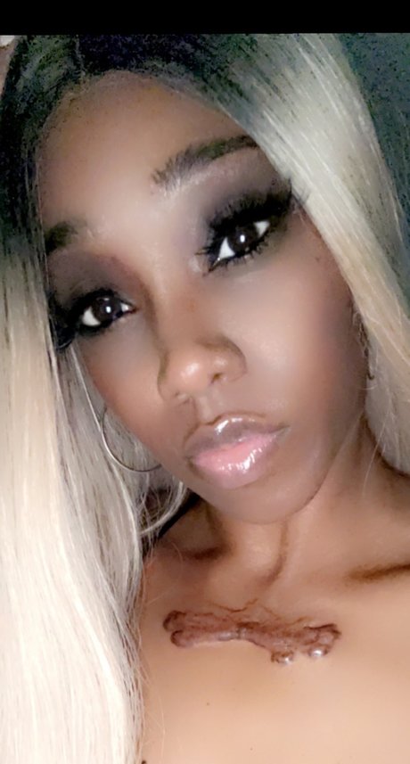 Nikkimonetxxx model nude img