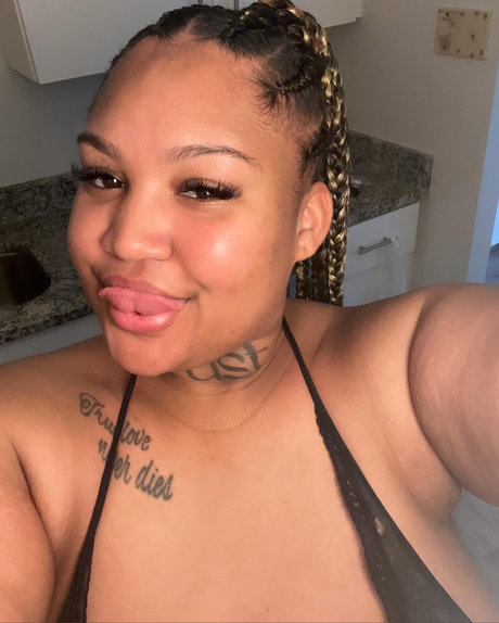 Hennessy Cole model beautiful pictures