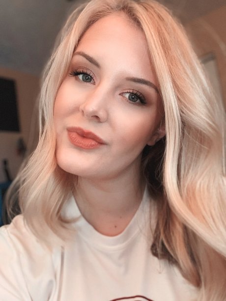 Alexis White model exclusive img