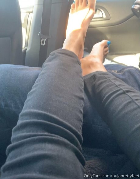 pujaprettyfeet hot actress img