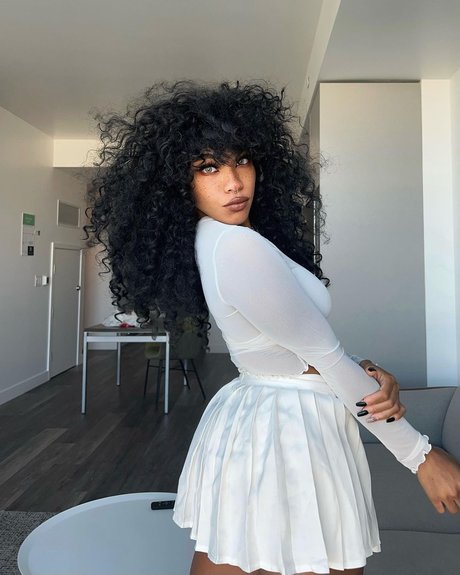 Kiera Please porn model pictures