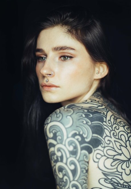 Noemie Doragon sexy model gallery