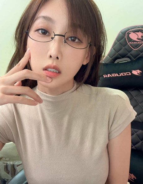 Kosos2684 beautiful model image