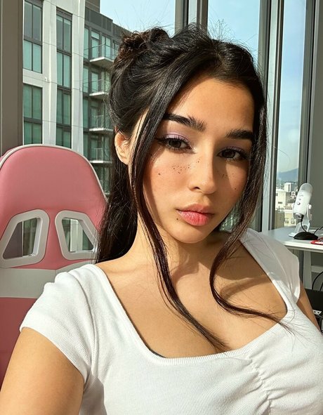 Rachel Raiychu model xxx pic