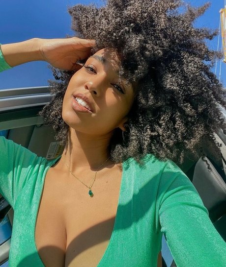 Curlswithv model nice img