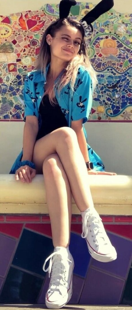 Mally Mouse model pretty image