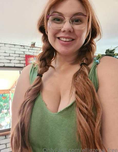 elliezena free naked star img