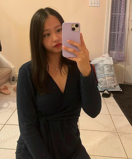 queenbaddii nude model picture