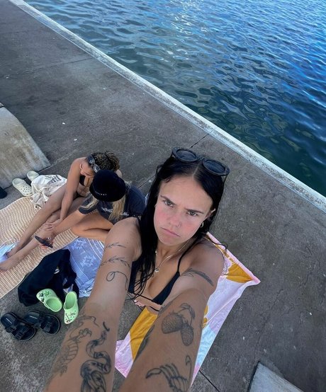 pruelearyy hot actress picture