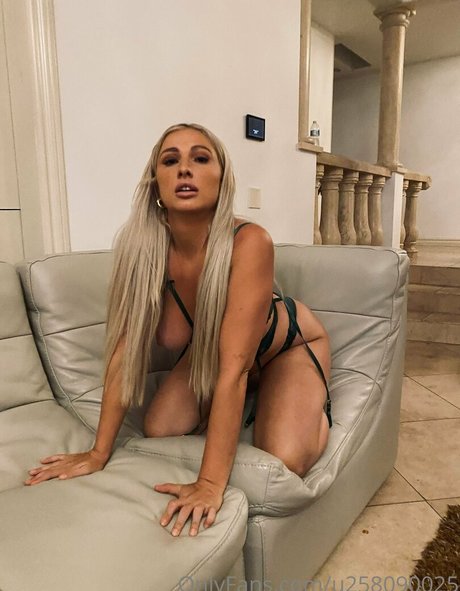 courtneyhuntt naked pornstar image