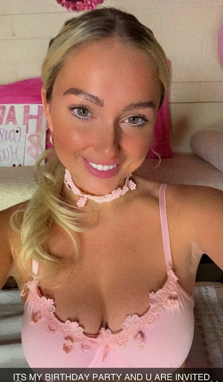 courtneyhuntt pornographic model pictures