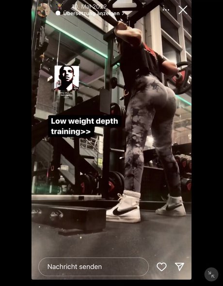 Maisie Simpson model erotic pic