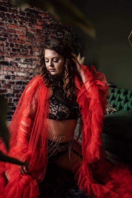 Luna Habibi erotic model img