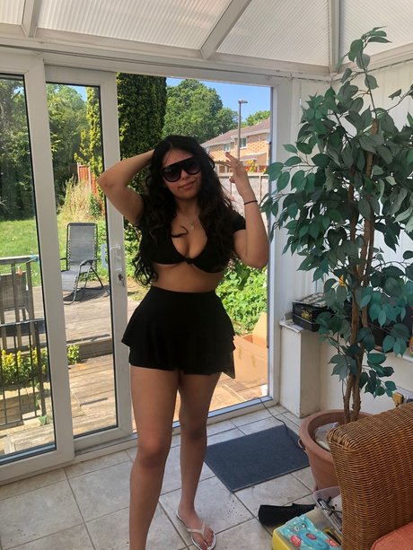 Amara Taz porn model images