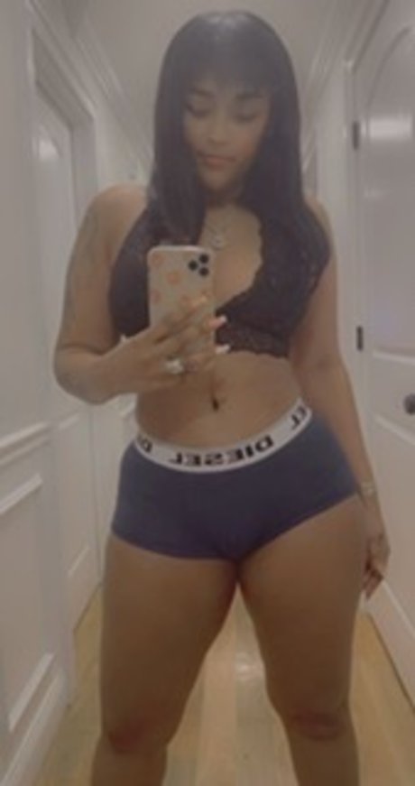 Noemy model top pictures