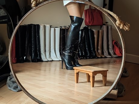 Mistress Blanche nudes model images