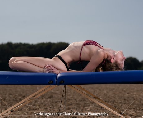 Nudeyogini Ambika model erotic image