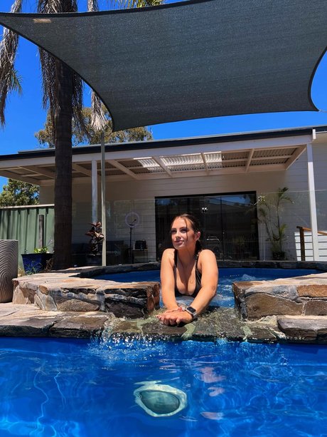 Sneaky Link actress pic