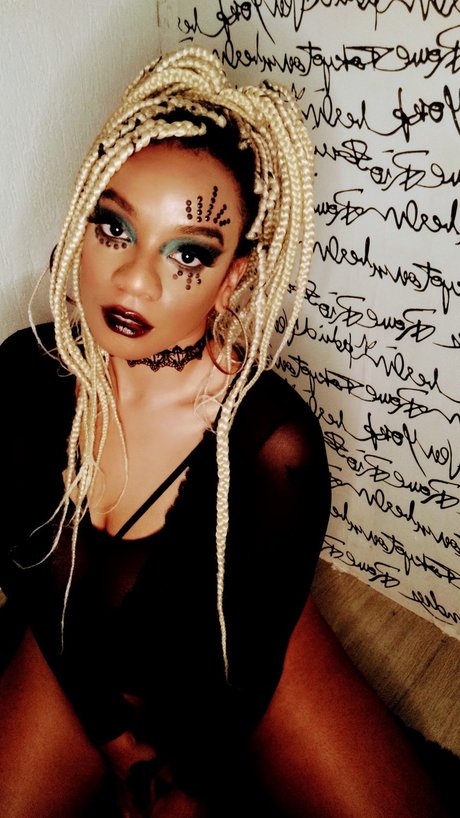 A Bruxa Preta adult model photo