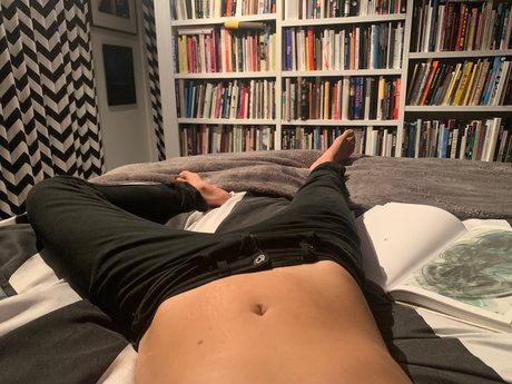 Ellen DeGenderless star art picture