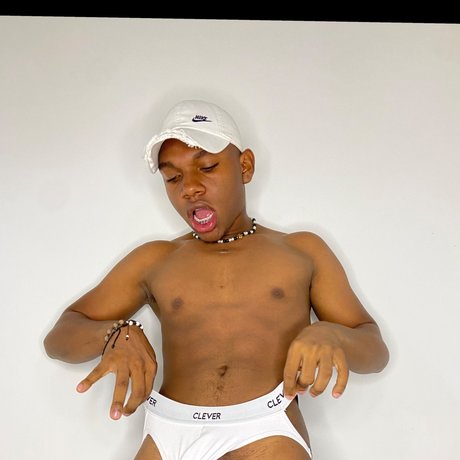 Andres777 naked model image