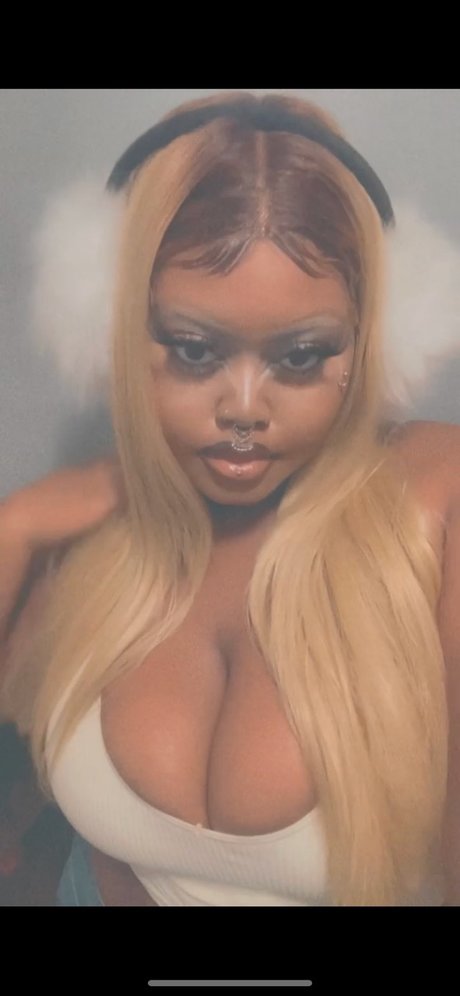 Unusually Trin star sexy image