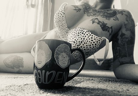 Oona Moon model hd image