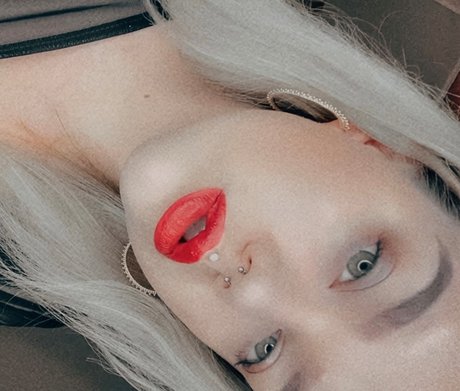 PELI star naked photos