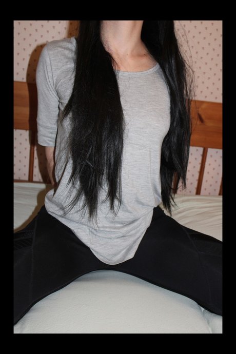 petitesara pornographic model photo