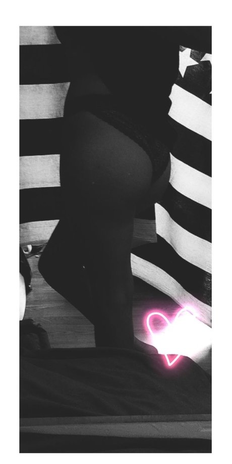 Petite ThiccThighs star erotic images