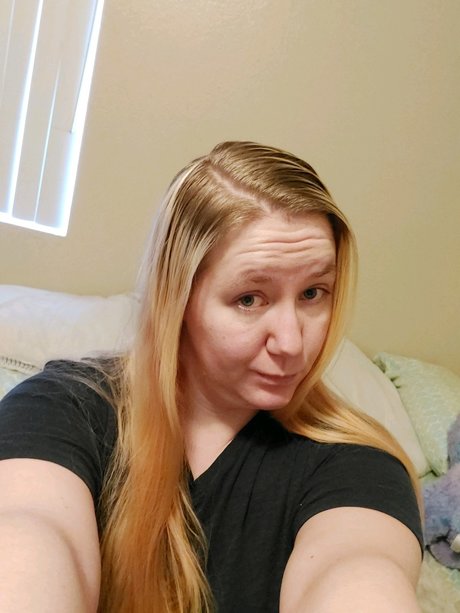 Aurora Wolf beautiful model img