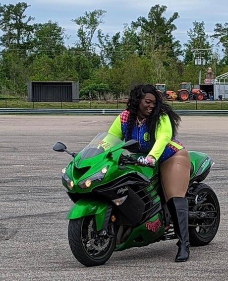 GlammAzhon exclusive pornstar img