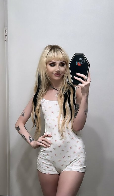 Kirsten Kaye star sexy photo